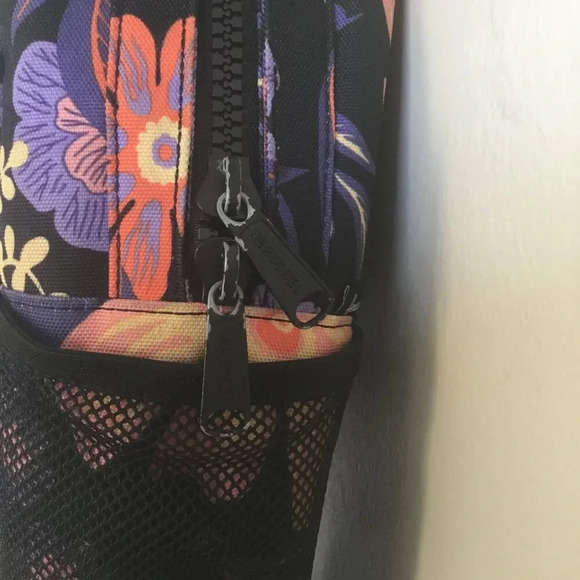 Herschel flowered  backpack - Picture 4 of 15